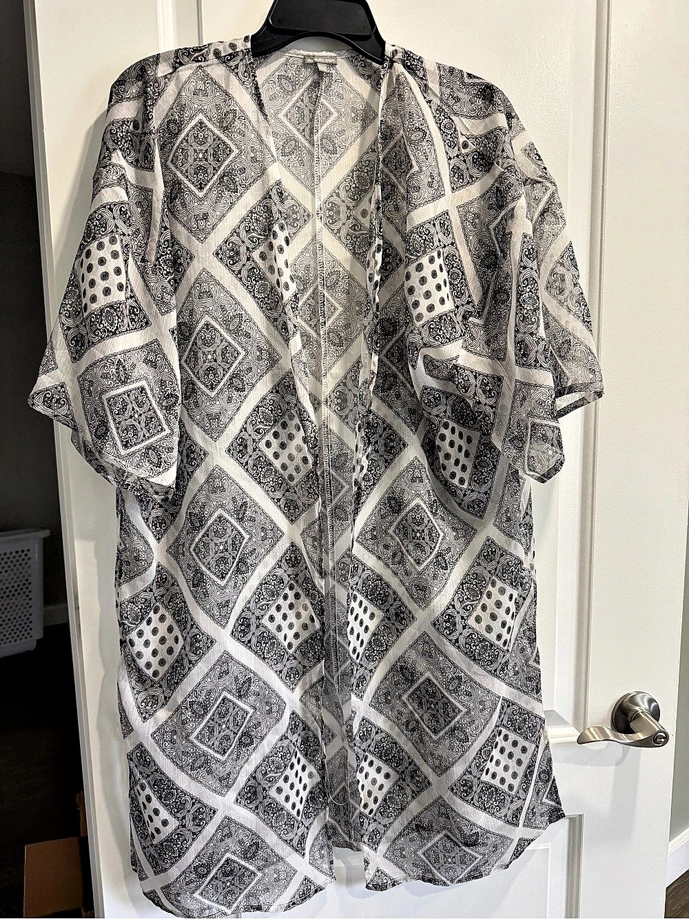 Charlotte Russe Geometric in Gray & White Size Medium